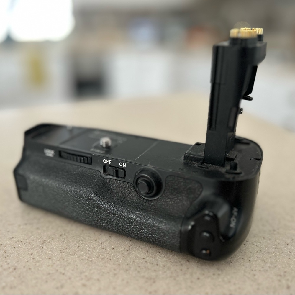 Vello Battery grip pack for Canon 5D mark iii BG-C9